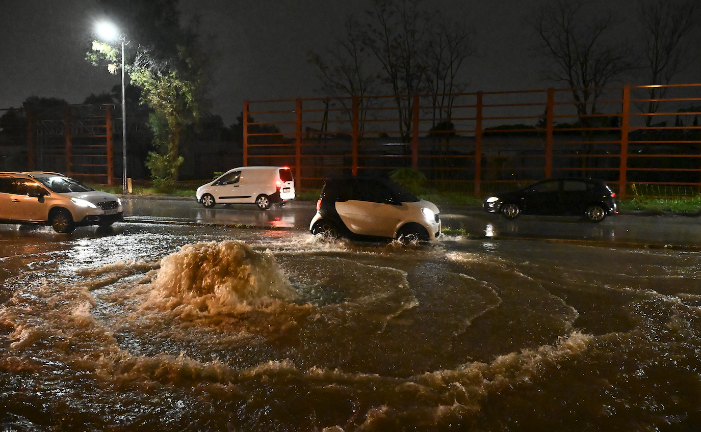 Κακοκαιρία Byron: Ήχησε το 112 στην Ελευσίνα για πιθανή υπερχείλιση